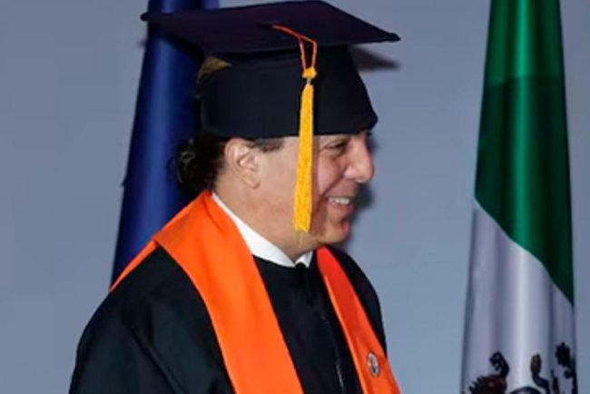 Cristian Castro termina la preparatoria a los 51 años y apunta a la UNAM